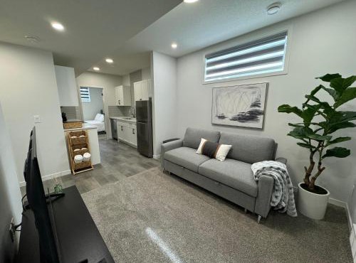 Chic & Cozy 2-BR Suite at Glacier Ridge NW Calgary