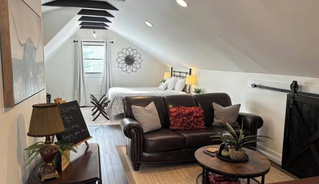 Chic Cozy Guest House in Oxford NY w/Views! Walkable to Shops & Restaurants