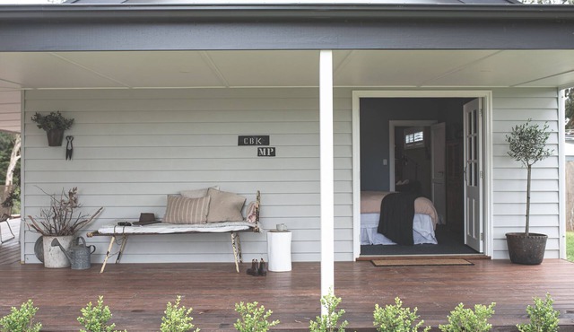 Chic & cozy guest suite with lovely rural views, close to many fab wineries.