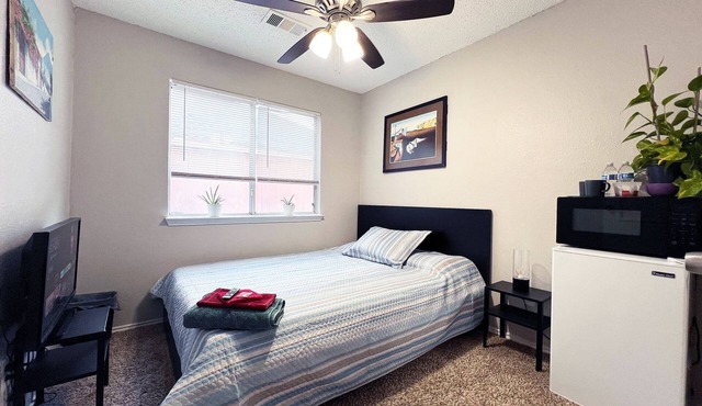 Chic & Cozy Private Room – 20 Min from Downtown Dallas
