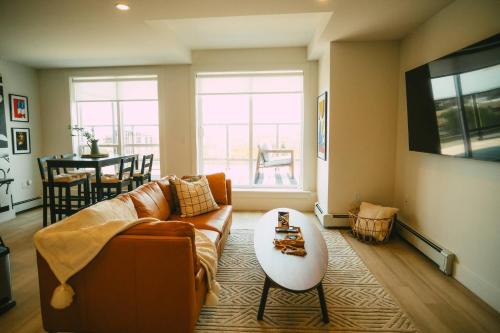 Chic Cozy Retreat - 2BR - Stunning North End Views
