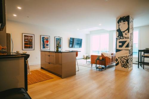 Chic Cozy Retreat - 2BR - Stunning North End Views