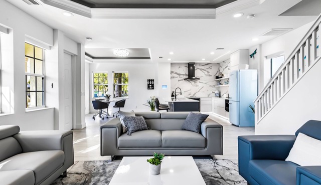 Chic & Cozy River District Townhouse