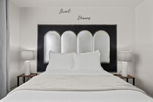 Chic & Cozy Room, Unique Design, Shared Amenities Near CofI and Lake Lowell