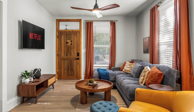 Chic, cozy & spacious 4-bedroom house in Pueblo with large private backyard