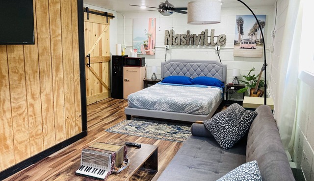 Chic cozy studio 15mi BNA, 7mi Broadway, 6mi Vanderbilt, 5mi Bicentennial Park