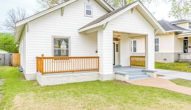 Chic Crosstown Bungalow with large fenced backyard!