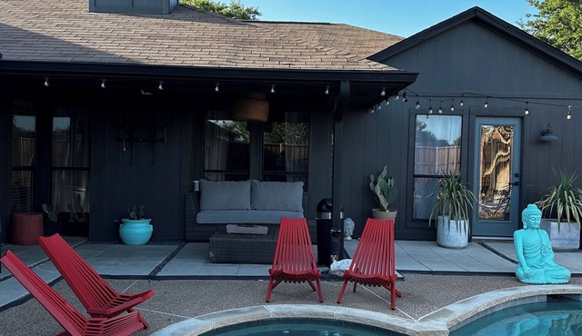 Chic Dallas Getaway with a Pool, Hot Tub & Backyard Oasis, close to everything!