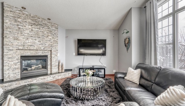 Chic DBL Suite Oasis with Hot Tub-Sleeps 15