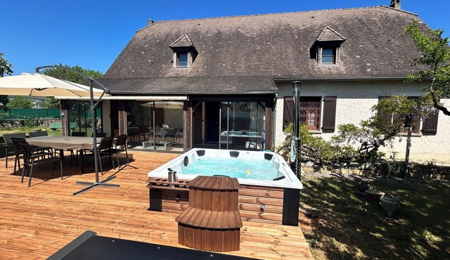 Chic dog-friendly 3–4 bed villa, sleeps 6 medieval Martel centre LARGE JACUZZI