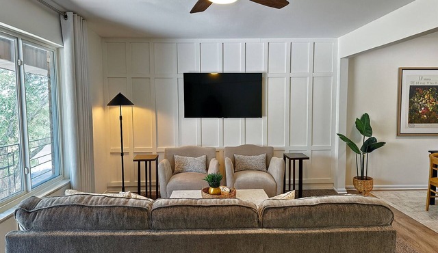 Chic Downtown 1BR Stay in Downtown Royal Oak