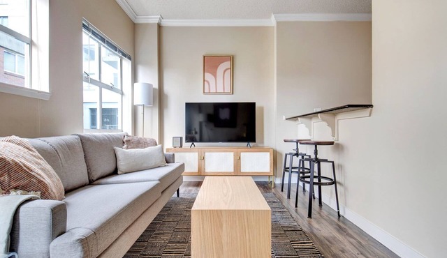 Chic Downtown 1BR w/Gym, Roof Deck, near Pike St Market, by Blueground