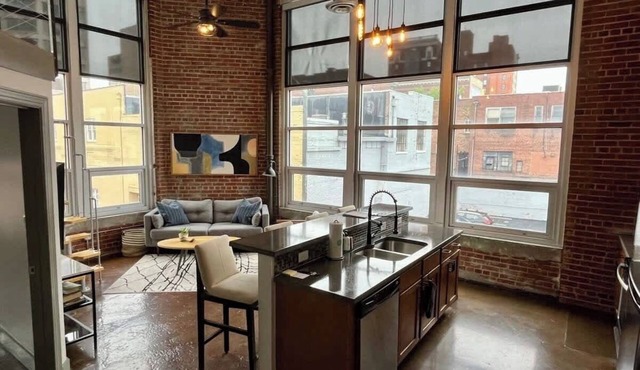 Chic downtown 1BR with study loft