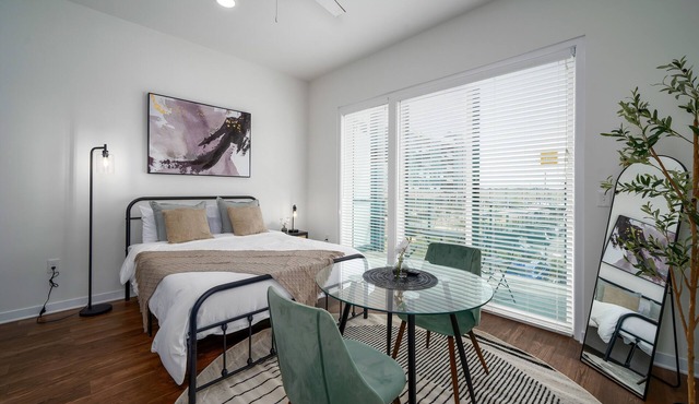 Chic Downtown Studio Oasis w/Private Balconyn