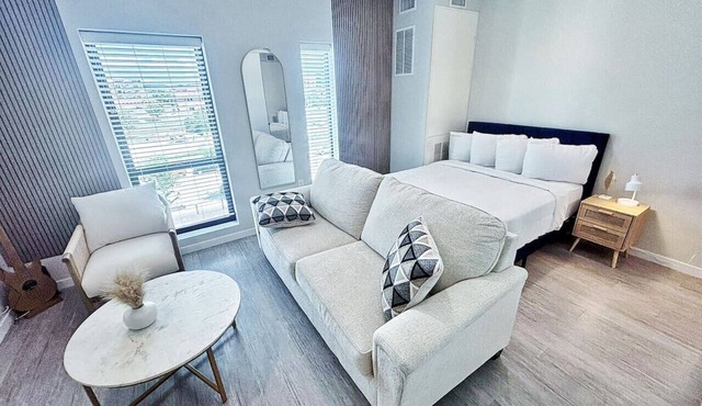 Chic Downtown Studio with Gym Access & Rooftop Lounge