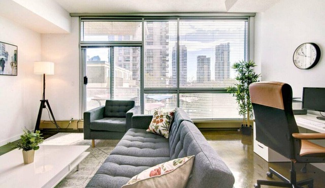 Chic DT Suite at Stampede w/Free Parking, AC