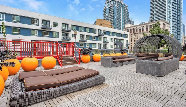 Chic DTLA Condo with Rooftop Views and Sky Lounge