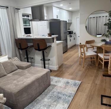 Chic East LA Retreat 2 bedroom-sleeps 6-Car Rental Service on Property