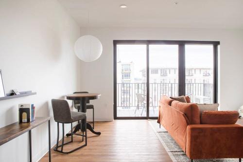 Chic East Side 1BR Apt with Balcony, Pool, and Gym