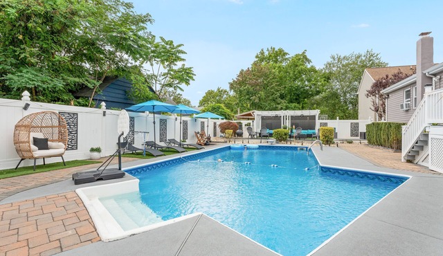 Chic & Elegant Retreat With Pool And FREE Parking Sleeps 16 Guests