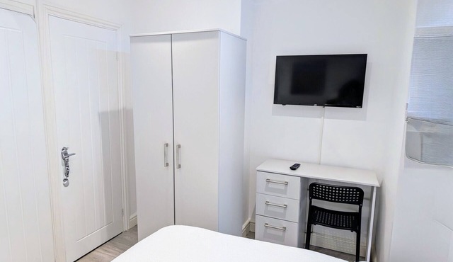 Chic En-suite Double Room with Office