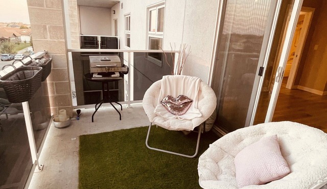 Chic Entire 2 bedroom 1 bath condo + Gym + Free parking