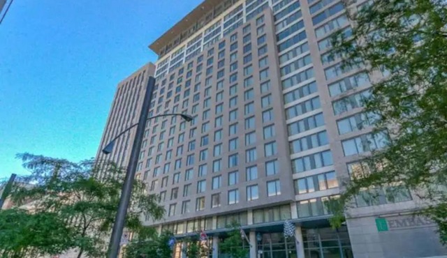 CHIC EXECUTIVE DOWNTOWN CONDO WITH FREE GARAGE PARKING NEAR THE OLD PORT !n