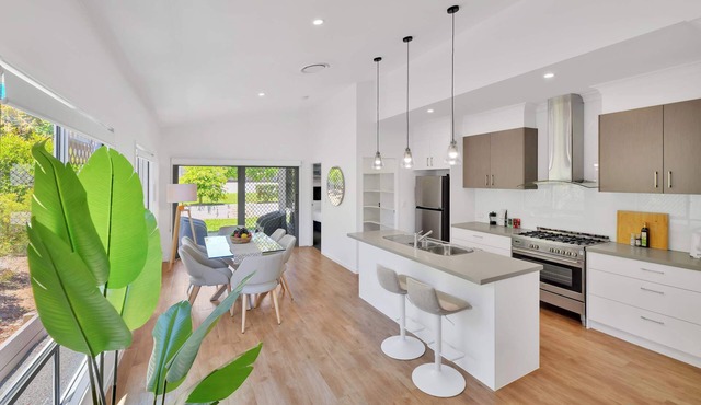 Chic Family Friendly 4BR Redcliffe Retreat & BBQ