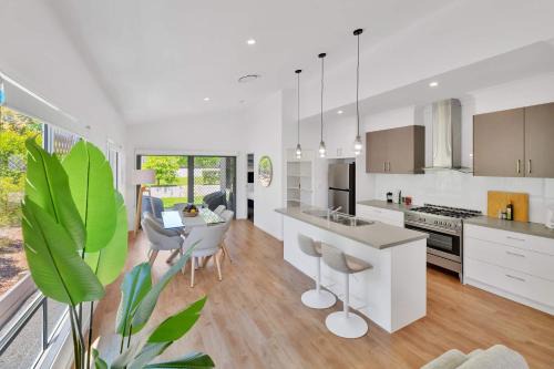 Chic Family Friendly 4BR Retreat Near Redcliffe