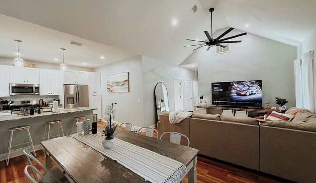 Chic Family - Friendly 3BR Home w/Pool, Hot Tub & Fire pit near Parris Island