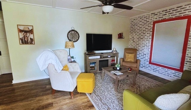 Chic Family Retreat + hot tub/large yard - 5 min to Magnolia & Baylor