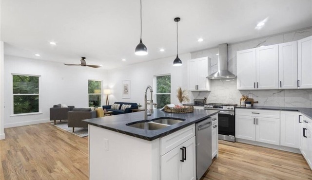 Chic Farm House in Midtown 4brm New Construction