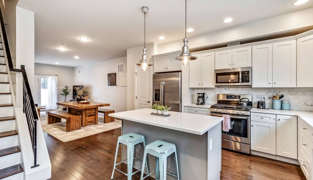 Chic Fishtown Retreat! Roof Deck! 4B/3FB, Sleeps 10!