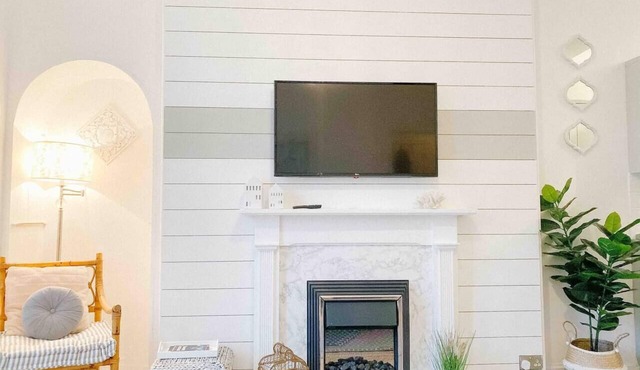 Chic flat close to Edinburgh, Airport, & Zoo