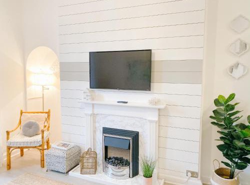 Chic flat close to Edinburgh, Airport, & Zoo