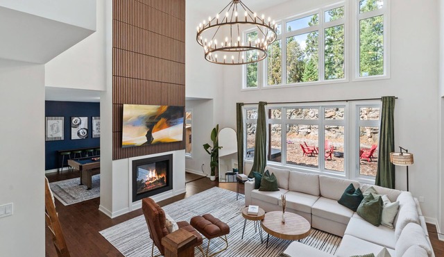 Chic Forest Getaway with HotTub,Sauna, Pool Table, Games
