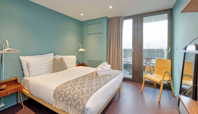 Chic Four Bedroom Flat with Stunning Poplar Views