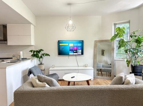 Chic & Fully Furnished 2-Bedroom Apartment in Prestigious Westmount