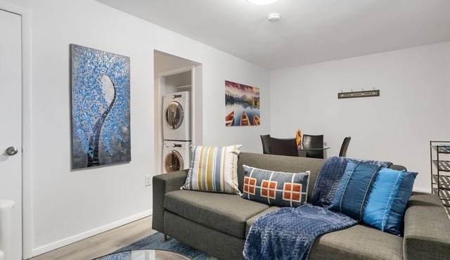Chic Garden Suite + Private Parking