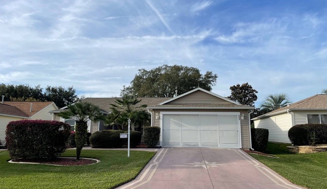 Chic Gem in The Villages - Modern Amenities & Prime Location! Call today!