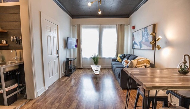 Chic Getaway Downtown Hub Luxe Linens Near Transit