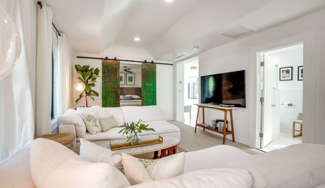 Chic Getaway in Desirable South Tampa District!