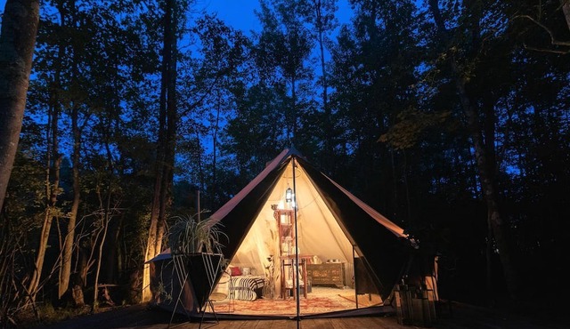 Chic Glamping Tent for Waterfront Camping, New York