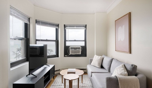 Chic Gold Coast Studio w/Doorman & Gym, 2 blocks to L, by Blueground