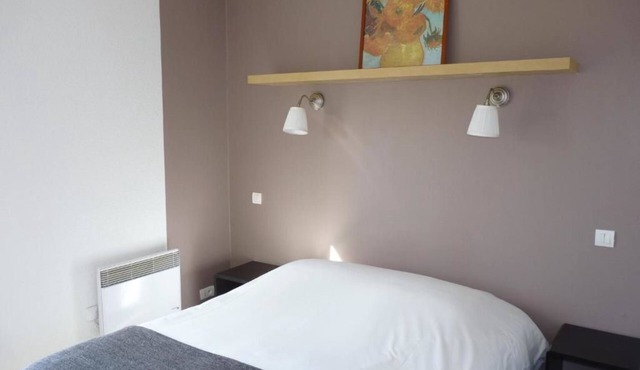 Chic Golfer's Retreat with Seasonal Outdoor Swimming Oasis - Parking