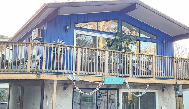 Chic Grand Bend Escape – Fireplace, Hot Tub & Walk to Beach