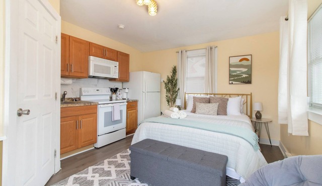 Chic Groton Studio Cozy and Modern. Close to Casinos, Navy Base, Mystic & More