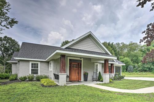 Chic Hideaway with Fire Pit Less Than 2 Miles to Beach!