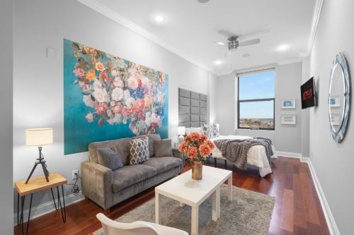 Chic High Rise Apt Lux Loft with Pool,Deck & Gym
