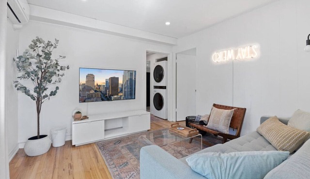 Chic Highland Retreat: Mins to UT & Downtown